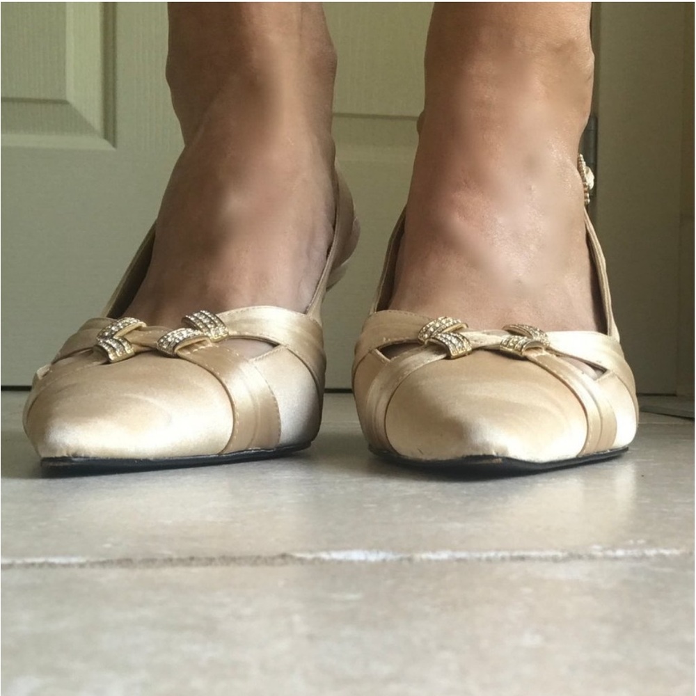 A. MARINELLI Special Effects Cream Gold Satin Kitten Heel Pump 8.5 EUC